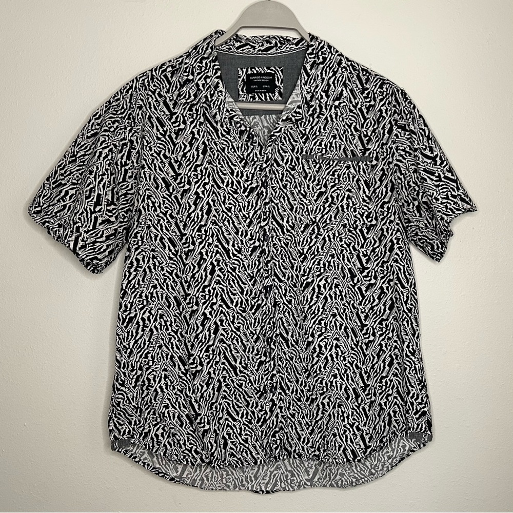 B&W Patterned Size L Women's Short-Sleeved Button-Up Shirt
